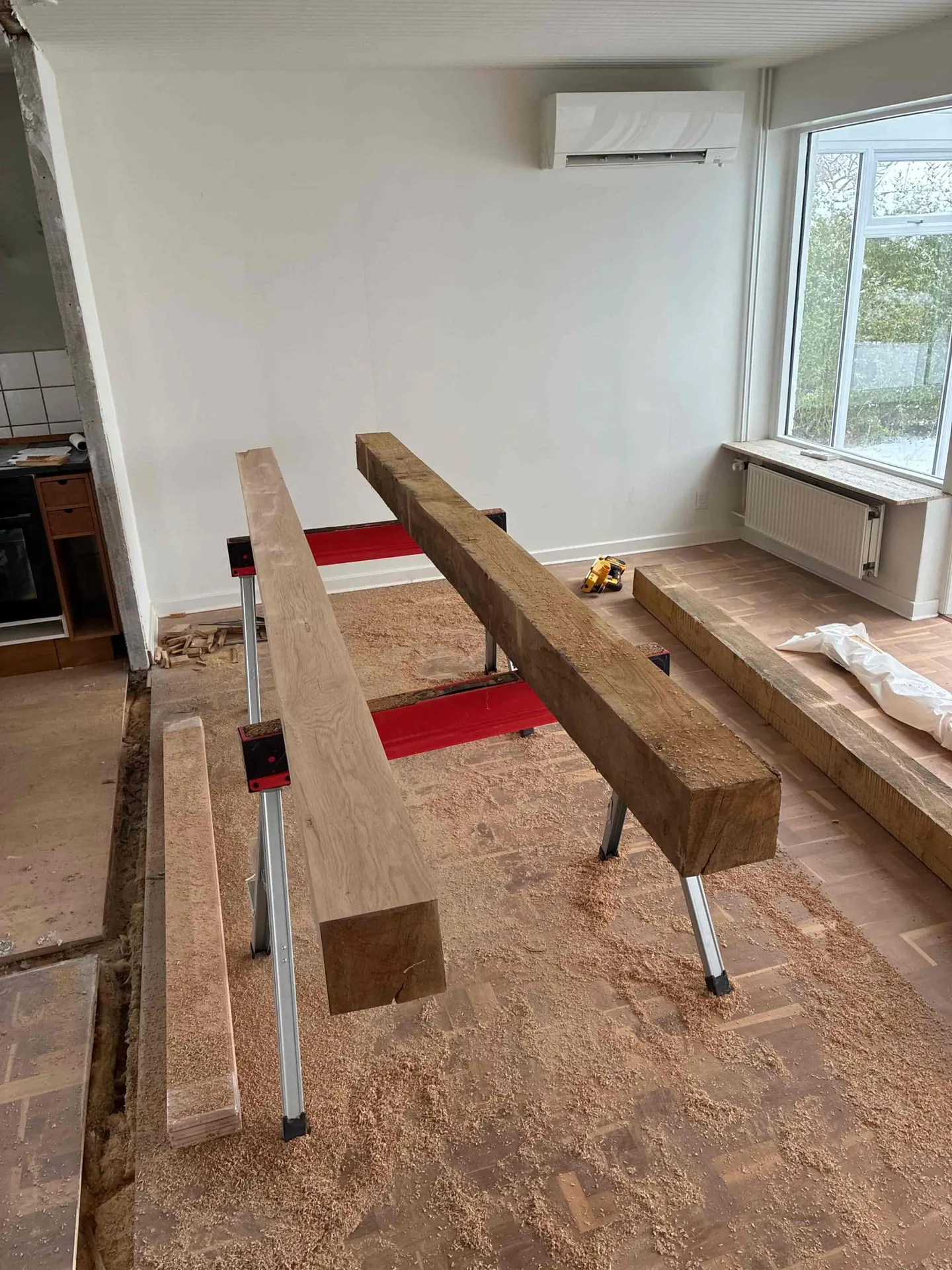 Massive egetræsbjælker tilskæres